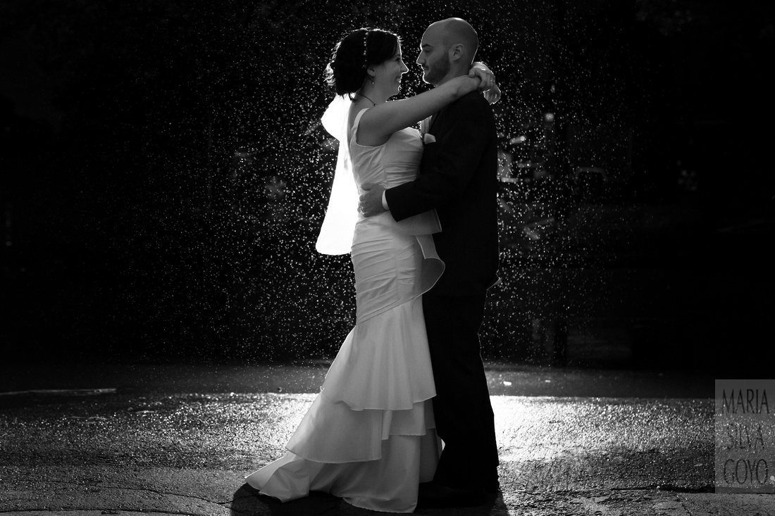 Bride and groom in the rain at Stoudt's Brew