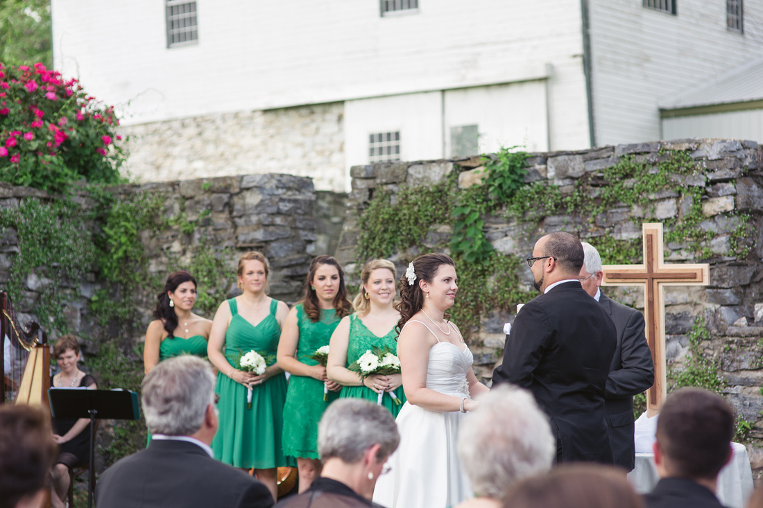 Stock's Manor spring wedding ceremony